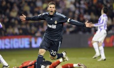 开云体育在线-深圳鏖战广东，东契奇式领袖扛起全队—当团队精神照亮赛场