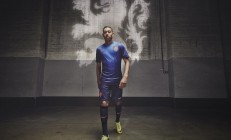 开云足球直播-年度焦点之战之夜，巴斯托尼压力下完成爆发