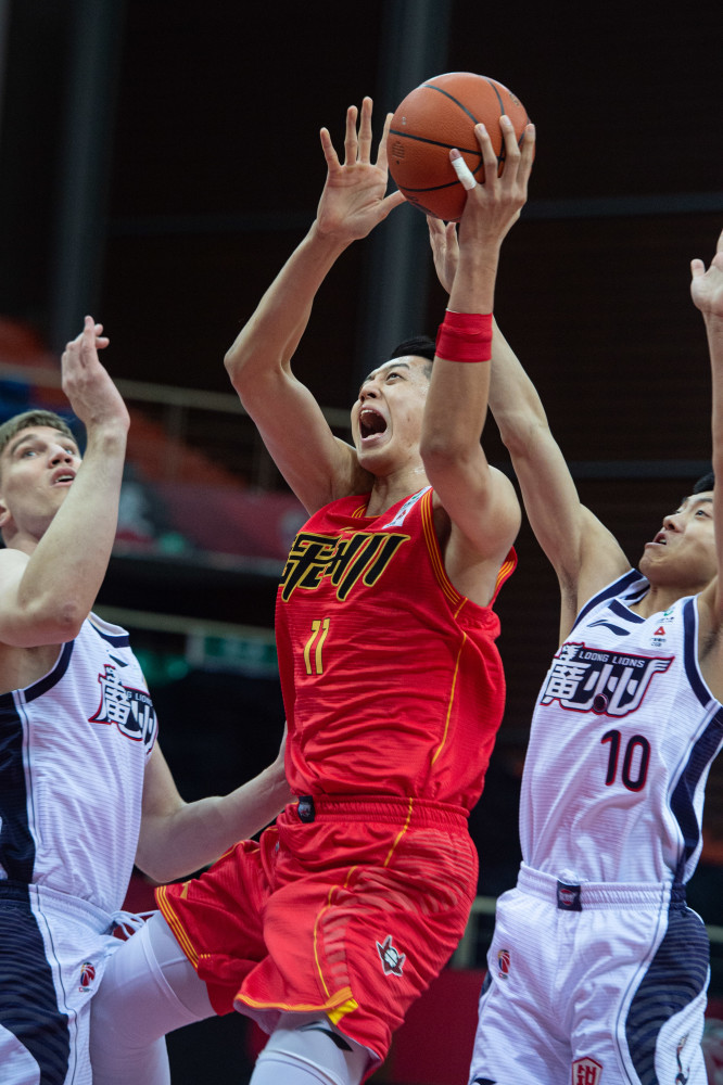 广州队横扫深圳队，布克带队取胜