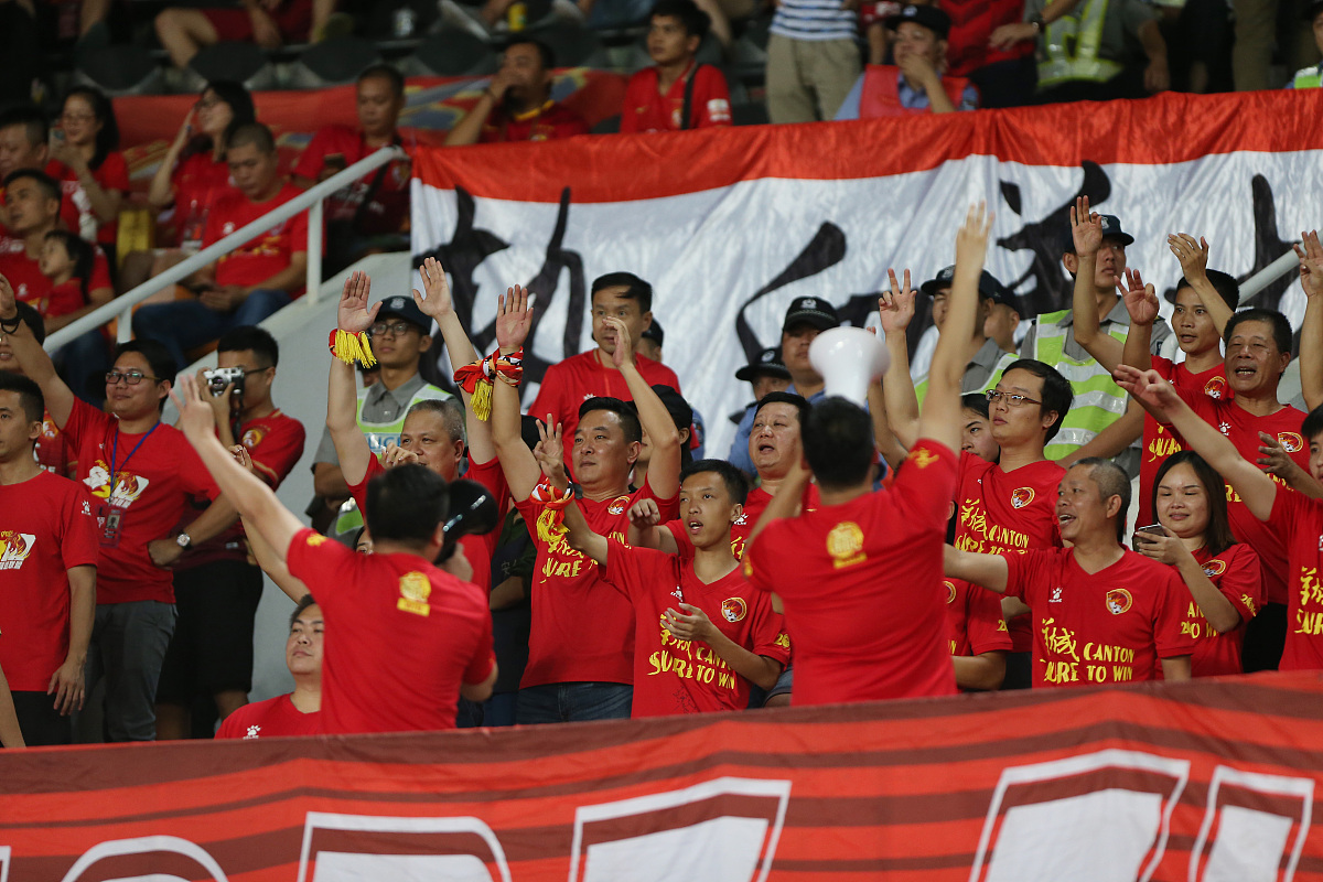 关于足球对阵再次打响，球迷热情高涨的信息