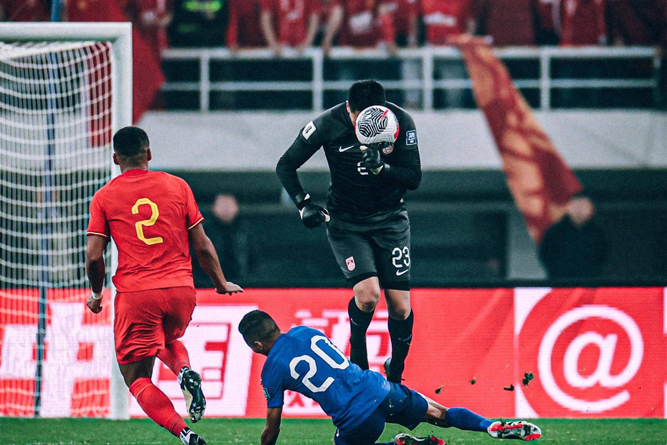 包含泰国队备战歐洲預賽，士气如虹的词条