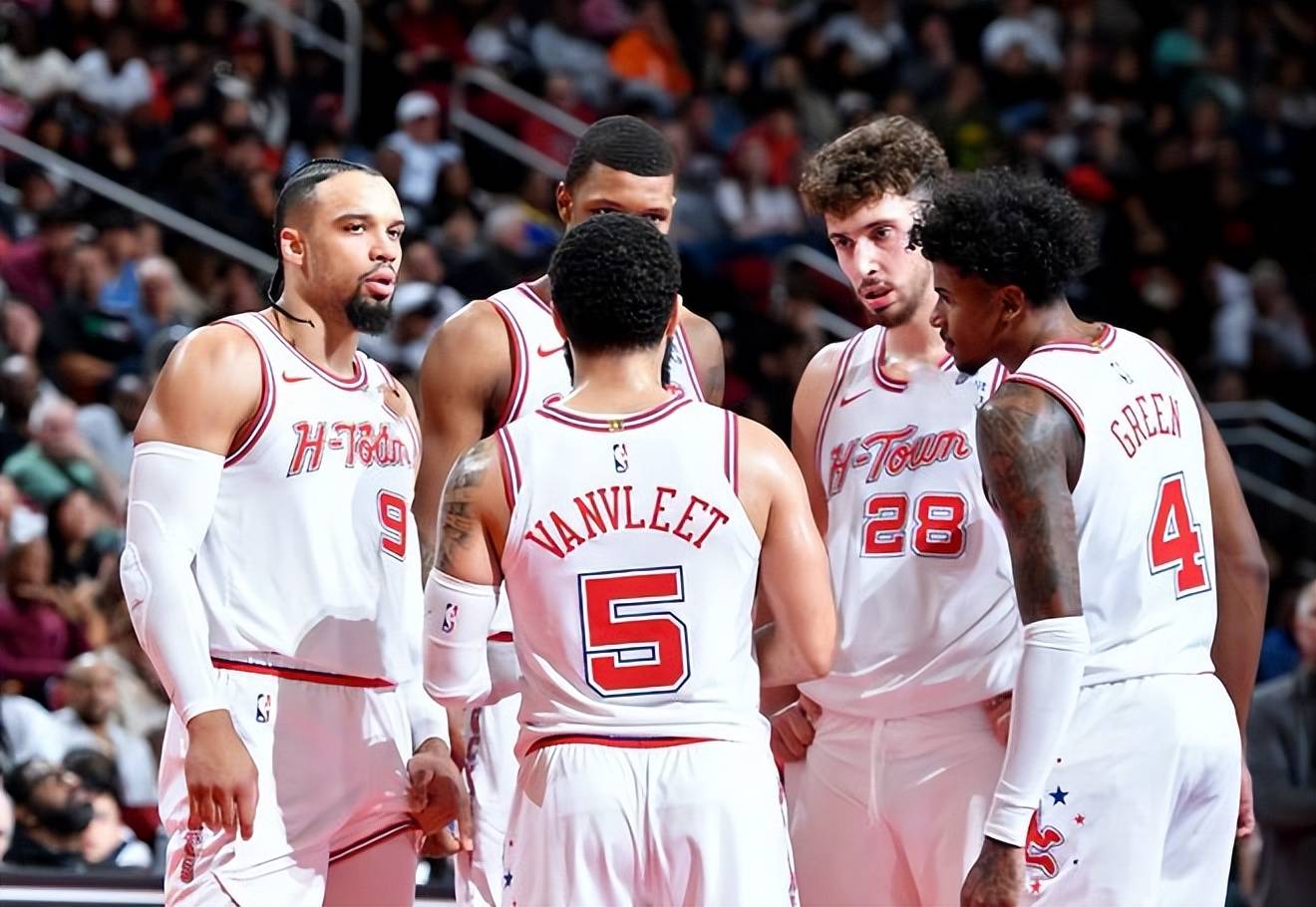 火箭队球员福尔茨复出首发上场