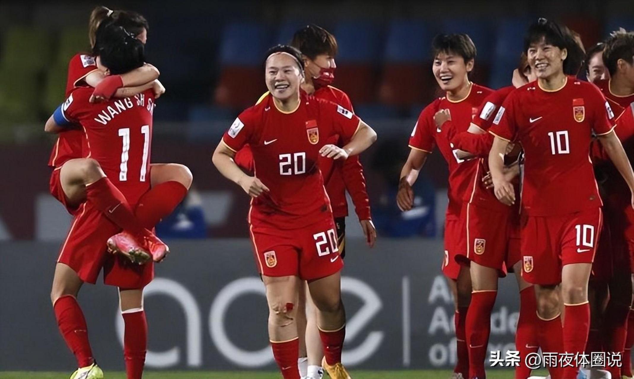 哥伦比亚女足队员在比赛中取得突破性进展