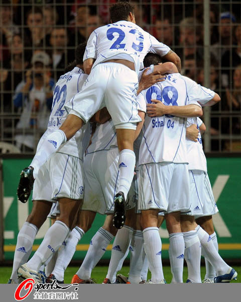 沙尔克队客场逆转莱沃库森，斩获三分