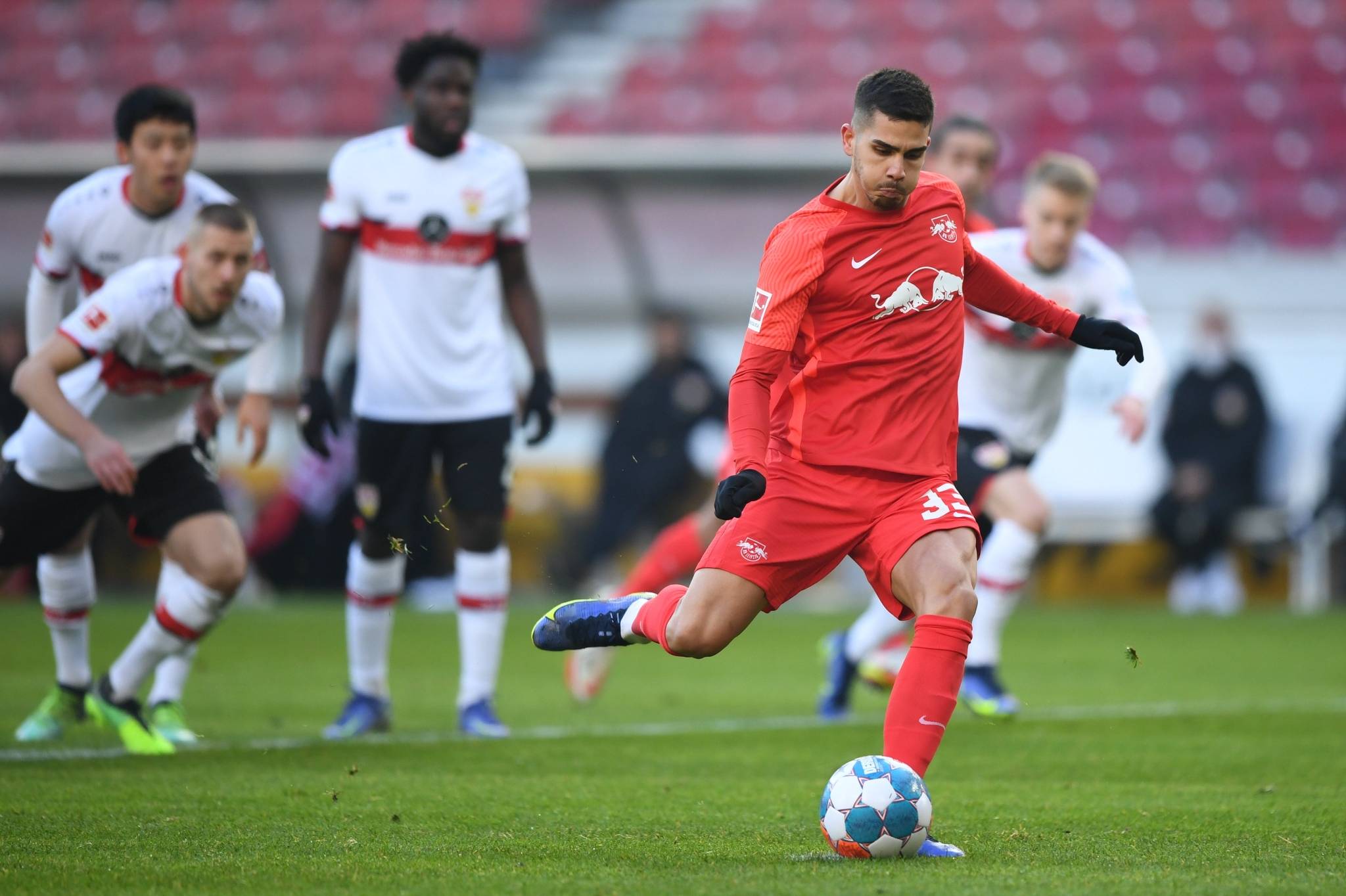 莱比锡红牛完胜巴萨，卡拉斯科带队取胜