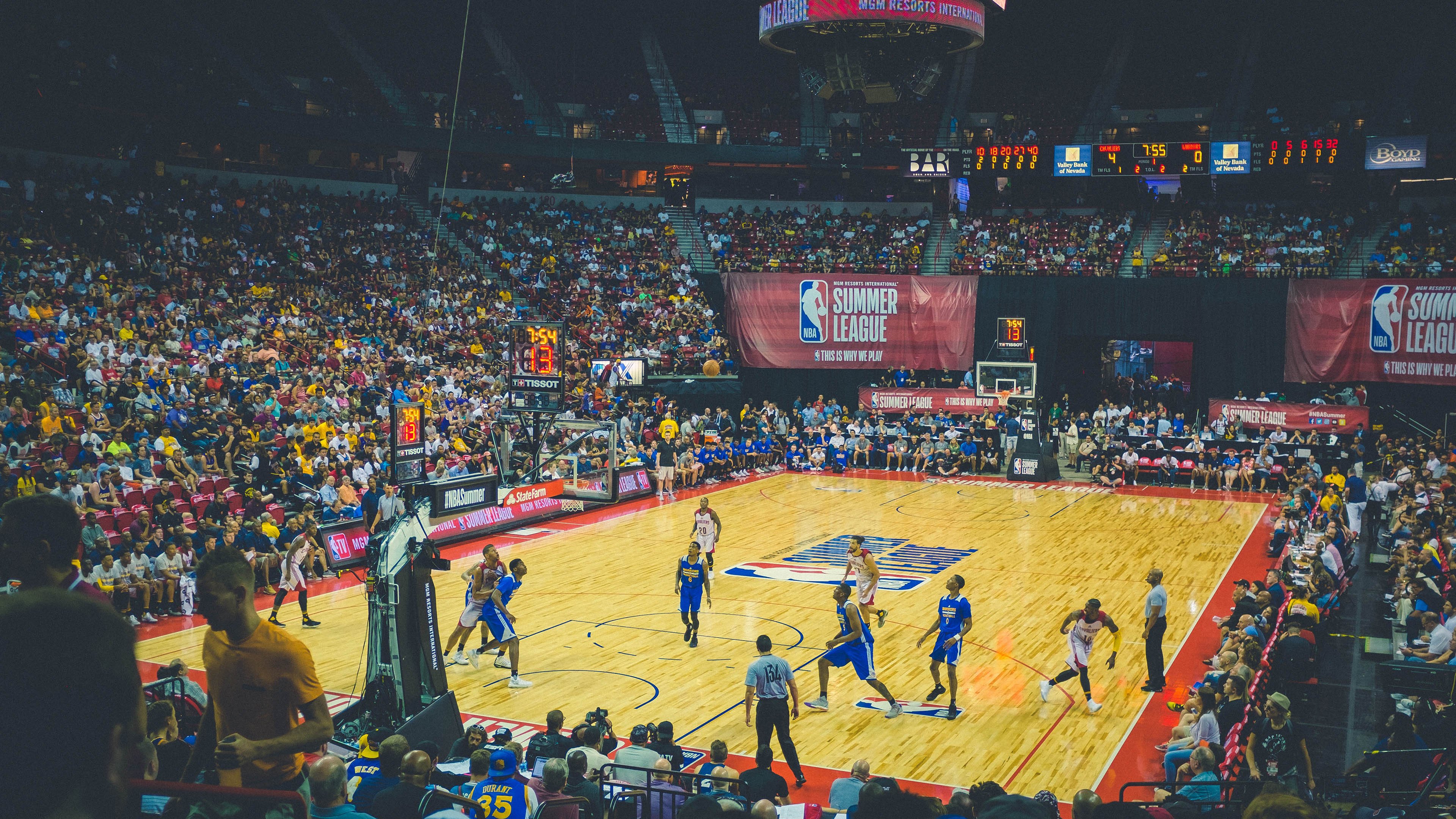 塔图姆冠军级表现定鼎巅峰对决，森林狼力克雄鹿展露争冠锋芒