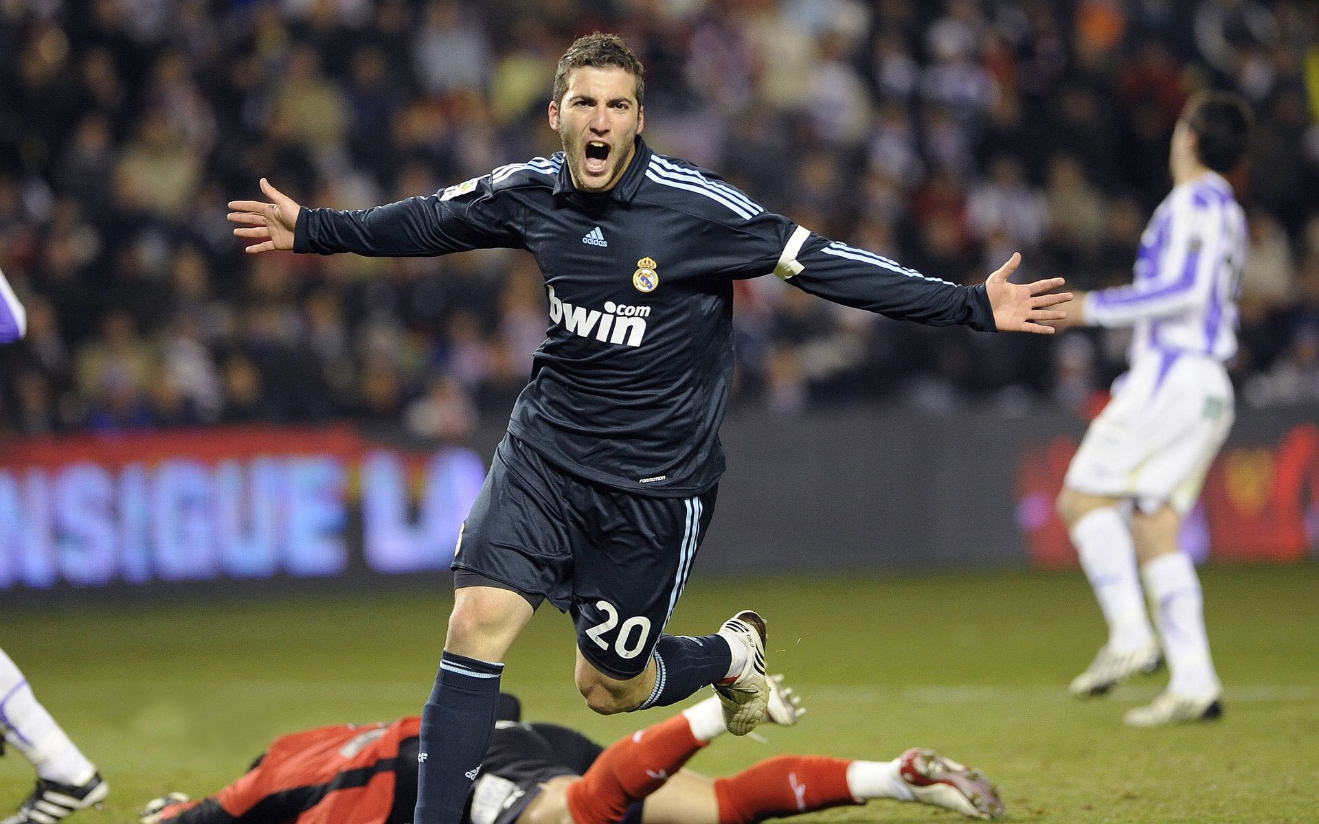 当足球传奇驶入F1赛道，梅西接管墨西哥城街道赛的奇幻翻盘夜