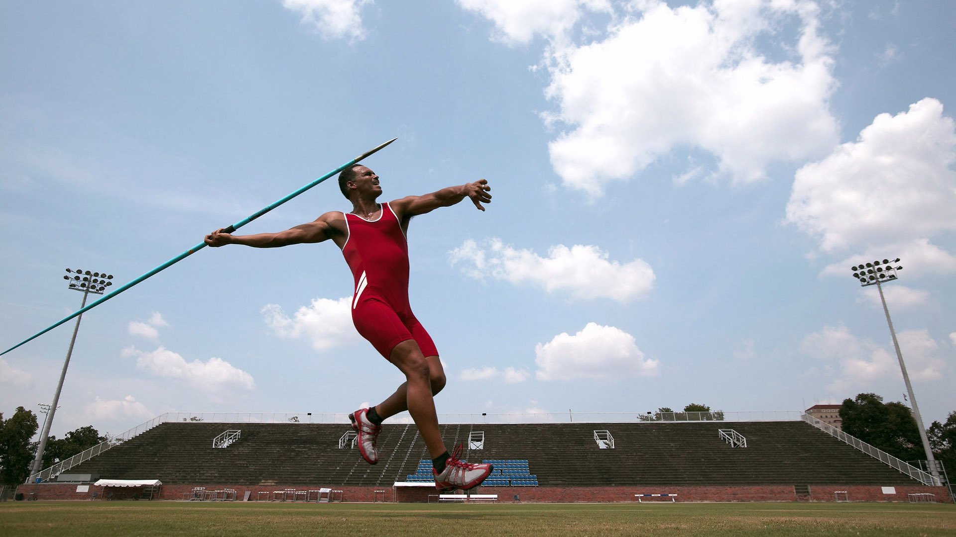 迈凯伦绝杀阿斯顿马丁，勒克莱尔带队取胜
